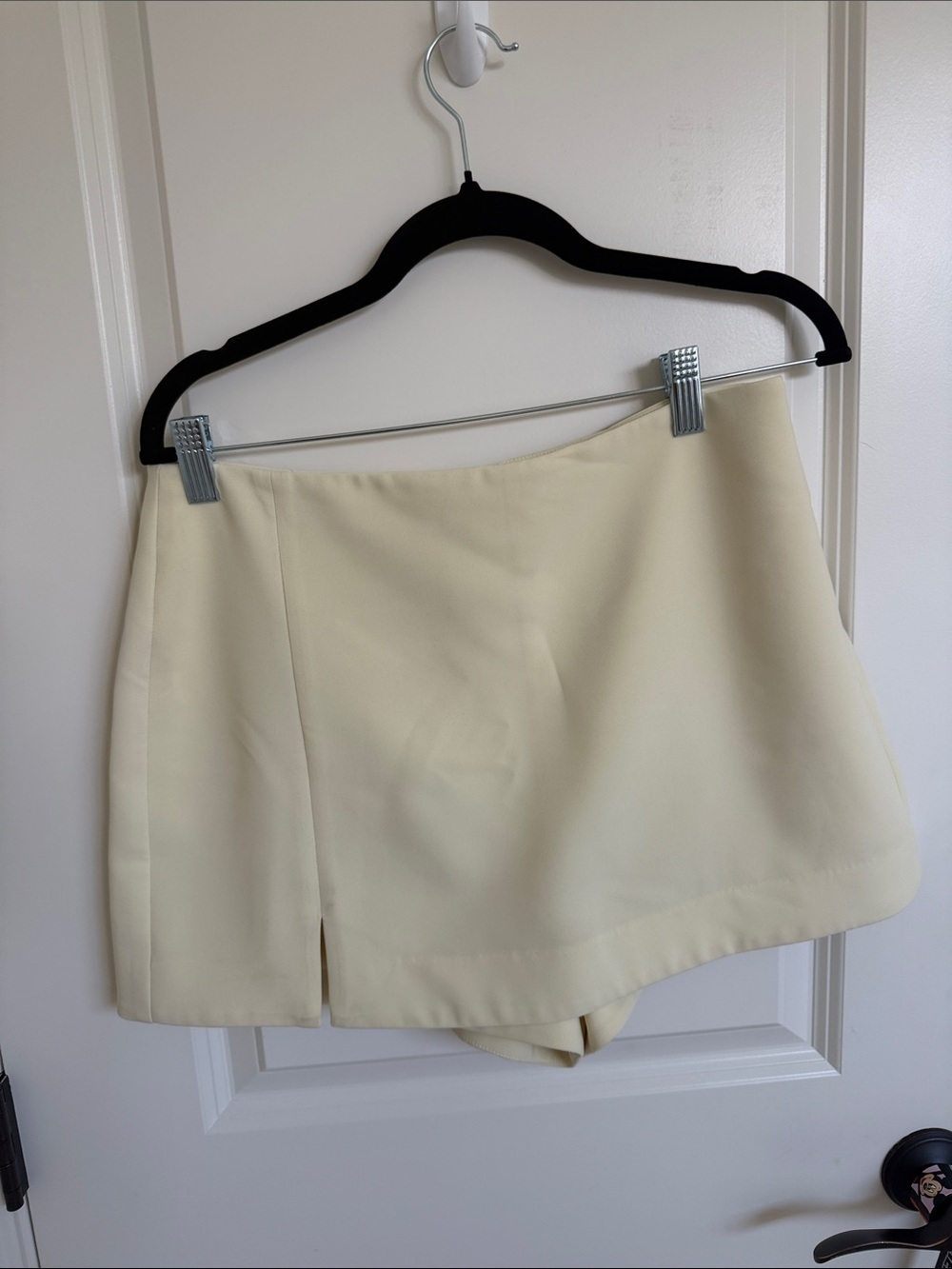 L'Academie Cream (butter yellow) Women's Skort Shorts